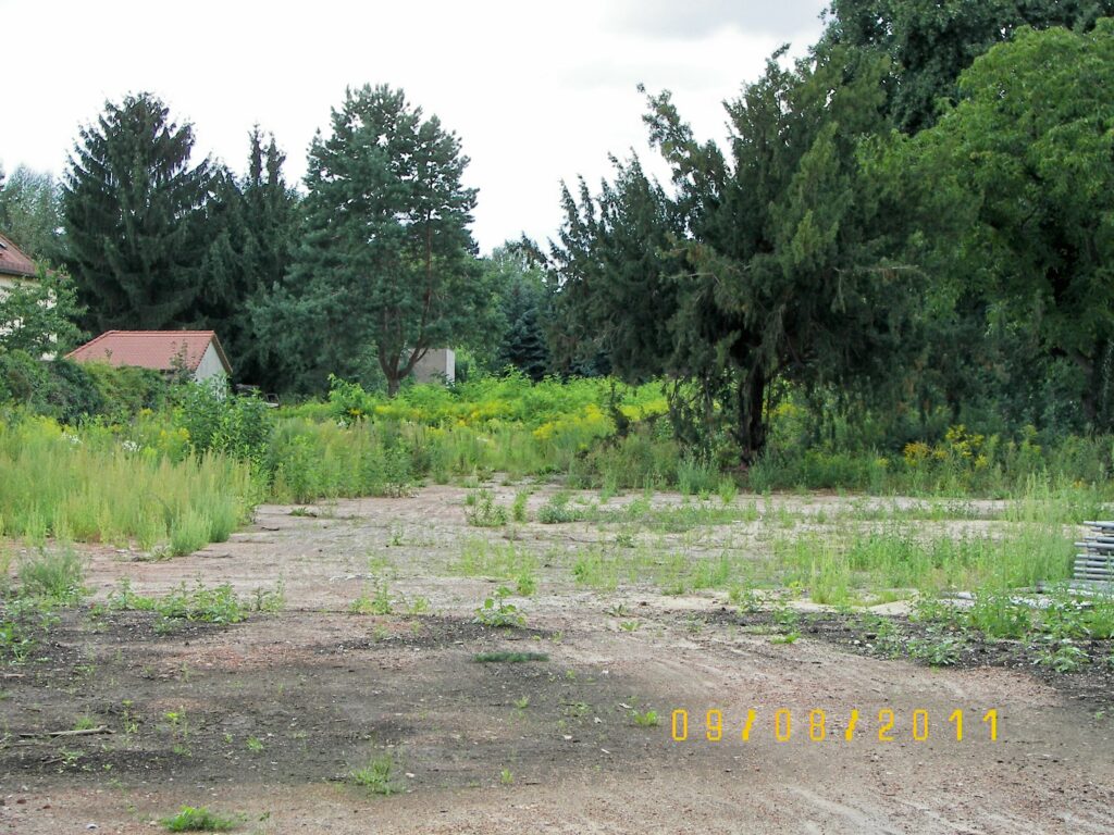 Das Gelände ist noch Rohbauland. Als Baugrundstück nicht geeignet.
